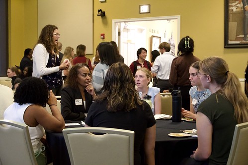 Speed networking gave students the opportunity to engage with a variety of alumni, gaining valuable insights on diverse career paths, real-world experiences, and professional development. Speed networking gave students the opportunity to engage with a variety of alumni, gaining valuable insights on diverse career paths, real-world experiences, and professional development.